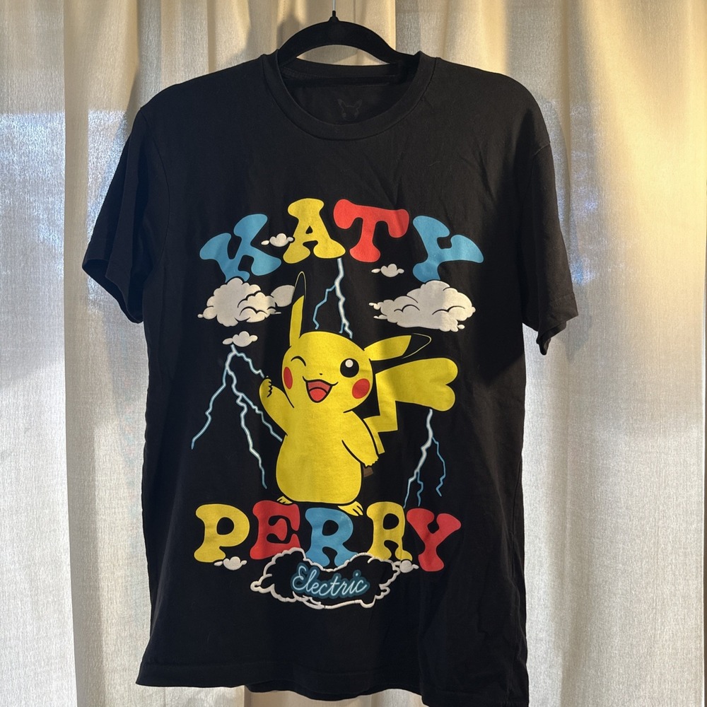 Katy Perry Electric Pokémon 25th Anniversary Tee PIKACHU Pop‎ Star Anime Shirt M